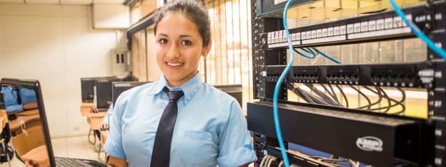 Día de la mujer: Cada vez más son las jóvenes que buscan estudiar una carrera tecnológica