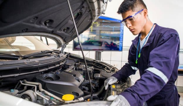 Día del Mecánico Automotriz: Sólo un 1.2% de mujeres estudian esta carrera
